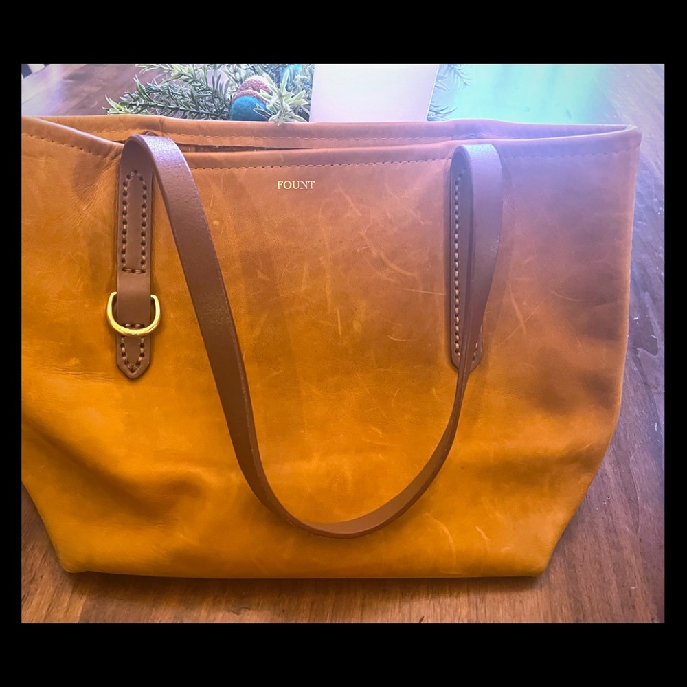 Fount Leather Shoulder Tote in Tan